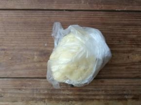 拌好的面糊装入保鲜袋放入冰箱冷藏松弛半小时