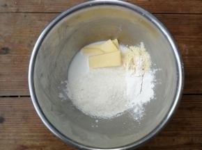 先把除鸡蛋之外的所有材料放入盆中，用手动打蛋器搅拌均匀