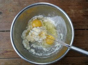 然后加入两个鸡蛋