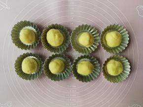 冷藏松弛的挞皮取出后分成八等份，放入事先洗净晾干的挞模中