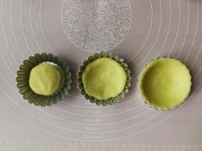 先把挞皮按扁，然后用双手拇指转圈不停按压并往上轻推面团，使面团贴合整个挞模