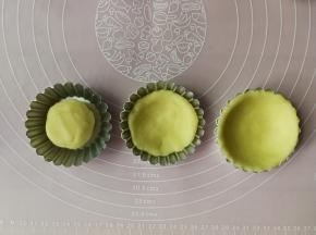 先把挞皮按扁，然后用双手拇指转圈不停按压并往上轻推面团，使面团贴合整个挞模