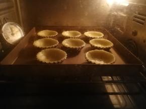 烤箱200度预热后，将挞皮送入烤箱中层烘烤，上下火180度8分钟