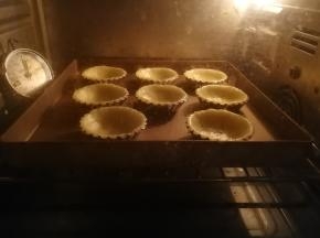 烤箱200度预热后，将挞皮送入烤箱中层烘烤，上下火180度8分钟