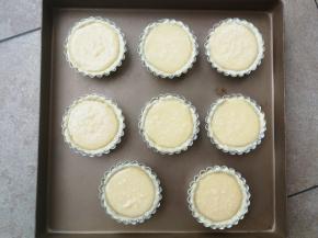 挞皮烘烤8分钟后，取出挞皮，然后将做好的蛋挞液倒入挞皮中