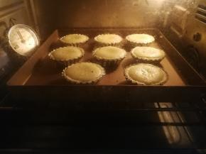 送入预热好的烤箱中层烘烤，180度20分钟，如果上色过快可以中途加盖锡纸