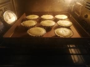 送入预热好的烤箱中层烘烤，180度20分钟，如果上色过快可以中途加盖锡纸