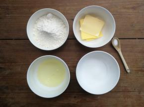 准备饼干面糊材料，黄油提前室温软化