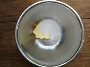 软化后的黄油加入盐和细砂糖，用电动打蛋器打发