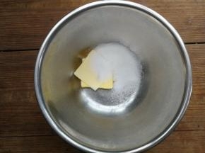软化后的黄油加入盐和细砂糖，用电动打蛋器打发