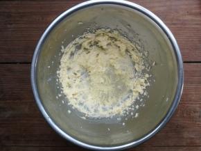 分次加入常温的蛋清，每次加入后用电动打蛋器搅打均匀后再加入下一次