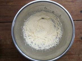 加完蛋清后打发的状态