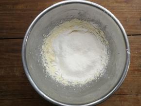 过筛加入低筋面粉