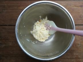 用刮刀翻拌均匀