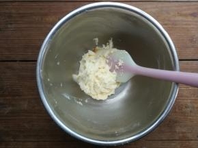 用刮刀翻拌均匀
