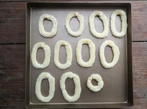 依次在不沾烤盘上挤出圆圈，每个圈中间要注意留出一定的空隙