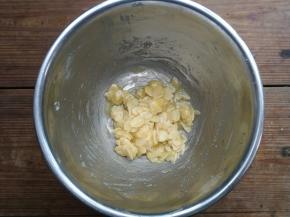 将黄油隔水融化后，加入细砂糖和麦芽糖，搅拌均匀后加入杏仁片拌匀即可