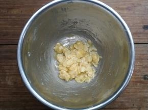 将黄油隔水融化后，加入细砂糖和麦芽糖，搅拌均匀后加入杏仁片拌匀即可