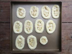 用勺子依次将混合好的内馅填入之前做好的饼干面糊圆圈内，注意不要填太满，以免烘烤时膨胀溢出