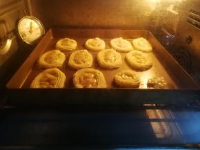 烤箱200度预热5分钟后，将烤盘送入烤箱烘烤，上下火中层175度烘烤20分钟