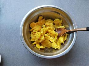 把红薯去皮蒸熟