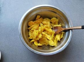 把红薯去皮蒸熟