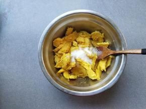 加入白糖搅拌成泥