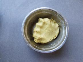 加入糯米粉和成耳垂一样柔软的团，这边红薯的含水量不同，糯米粉请酌情加减