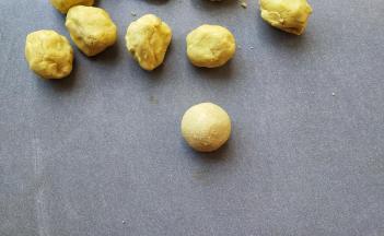 分成大约30克一份，搓圆压扁