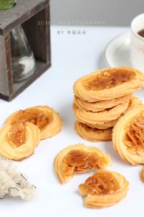 出炉～切记要等饼干晾凉后再移动拿取饼干，否则内馅没凉透不成型