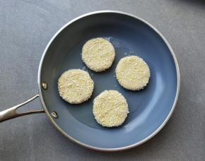 放入倒过少许油的平底锅中