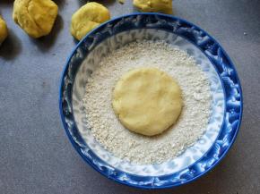 两面均匀的沾上一层面包糠