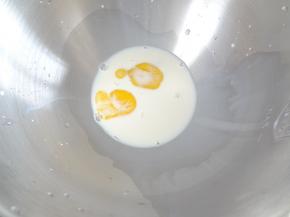 将牛奶和全蛋液加入厨师机中