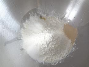 将糖酵母和盐对角放好