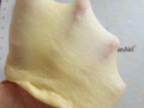 启动厨师机先用1档成团，2档开始揉面，出现这样的厚膜准备加入黄油