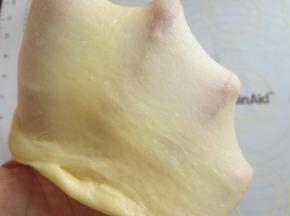 启动厨师机先用1档成团，2档开始揉面，出现这样的厚膜准备加入黄油