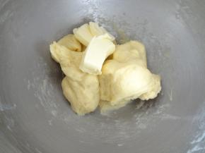 加入软化好的黄油，黄油量比较多可以分次加入，每次混合好之后加入