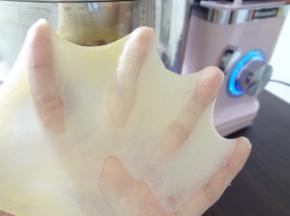 加入黄油后1档搅打，黄油基本混合进去后3档搅打，出现这样的薄膜就可以了，15分钟出的膜很满意啦