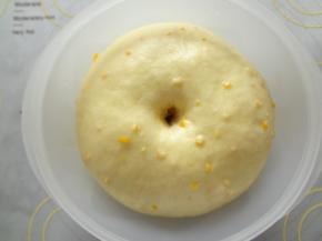 发酵两倍大后手指粘粉戳孔洞口不回缩不塌陷就可以了