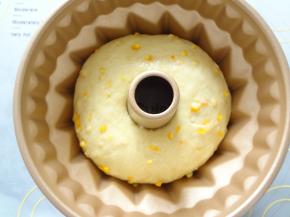 松弛好后将面团中间戳孔放进咕咕霍夫模具中开始二发，36度湿度75%40分钟