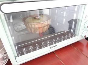 发酵好后放入预热好的烤箱180度25分钟，中途上色加盖锡纸就可以了
