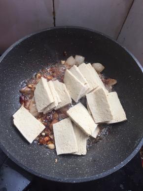 倒入冻豆腐翻炒均匀。