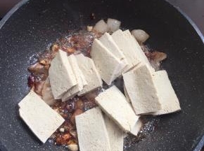 倒入冻豆腐翻炒均匀。