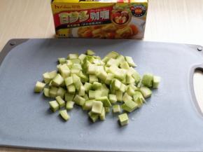 西葫芦洗干净，去瓤，切丁。