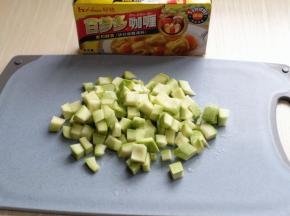西葫芦洗干净，去瓤，切丁。