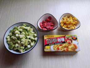 香肠切片，玉米煮熟，挫玉米粒！