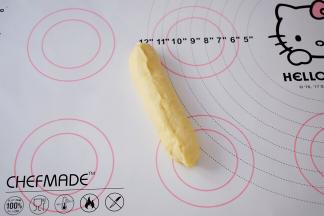 从一边卷起来，收口捏紧