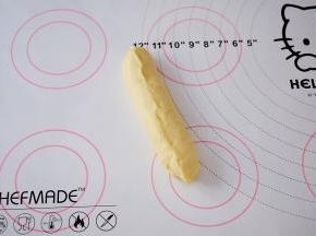 从一边卷起来，收口捏紧