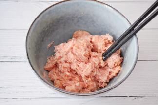 猪肉末加入味极鲜酱油、鸡精、盐、胡椒粉，用筷子顺时针一个方向搅打均匀

