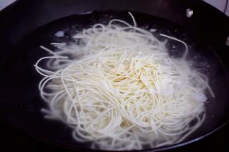 锅中倒入适量的清水烧开，放入面条